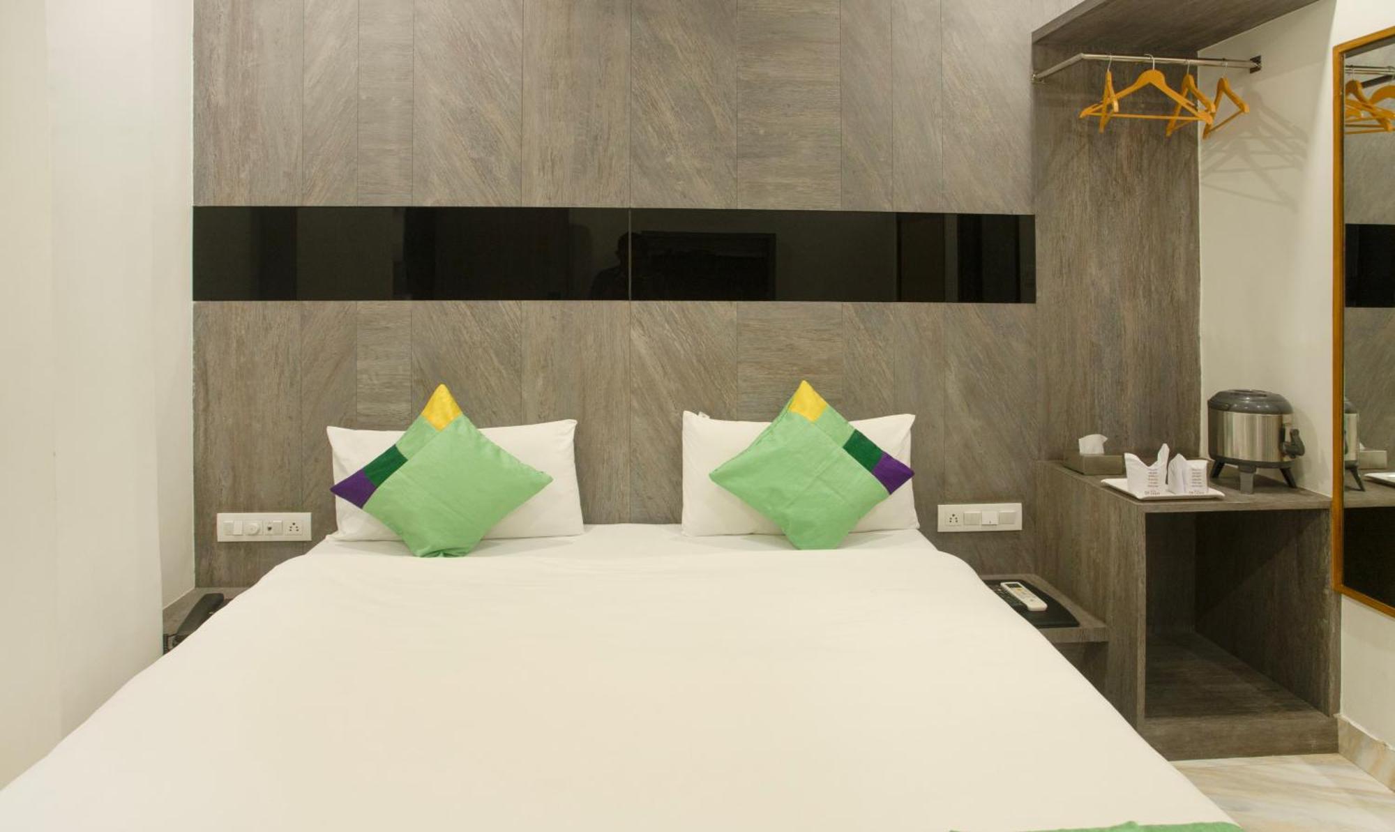 Treebo Urban, 1 Km From Railway Station 호텔 수라트 외부 사진