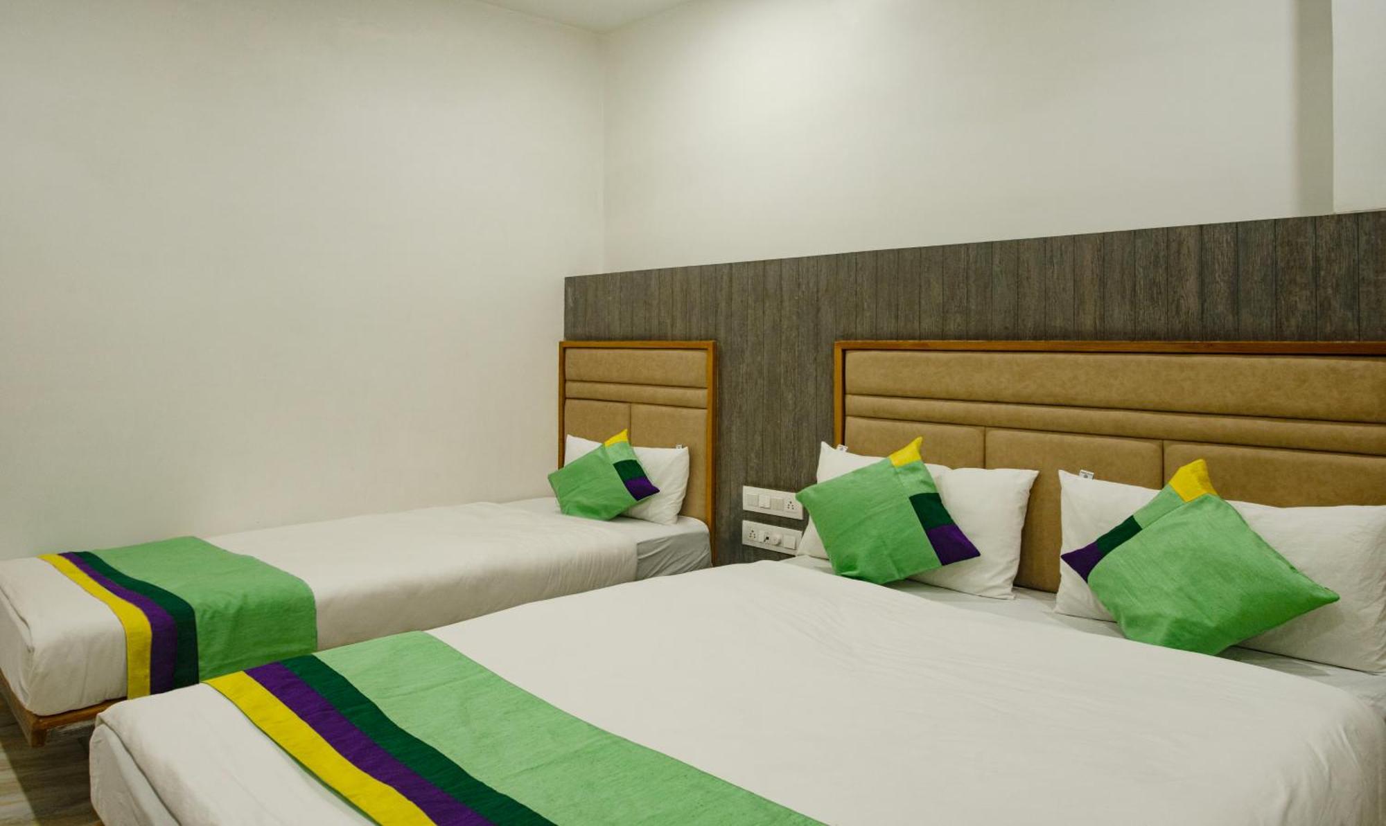 Treebo Urban, 1 Km From Railway Station 호텔 수라트 외부 사진