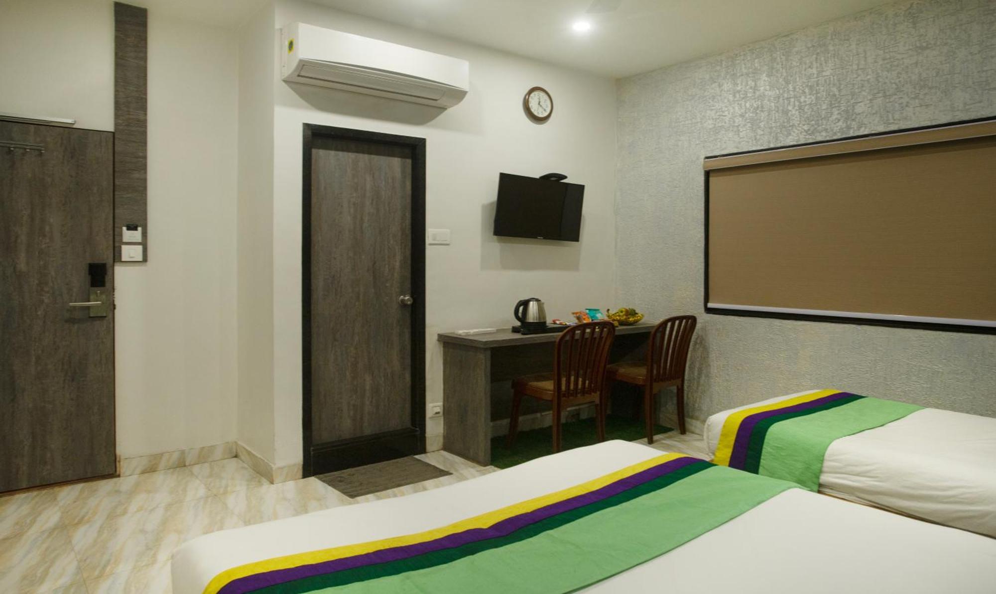 Treebo Urban, 1 Km From Railway Station 호텔 수라트 외부 사진