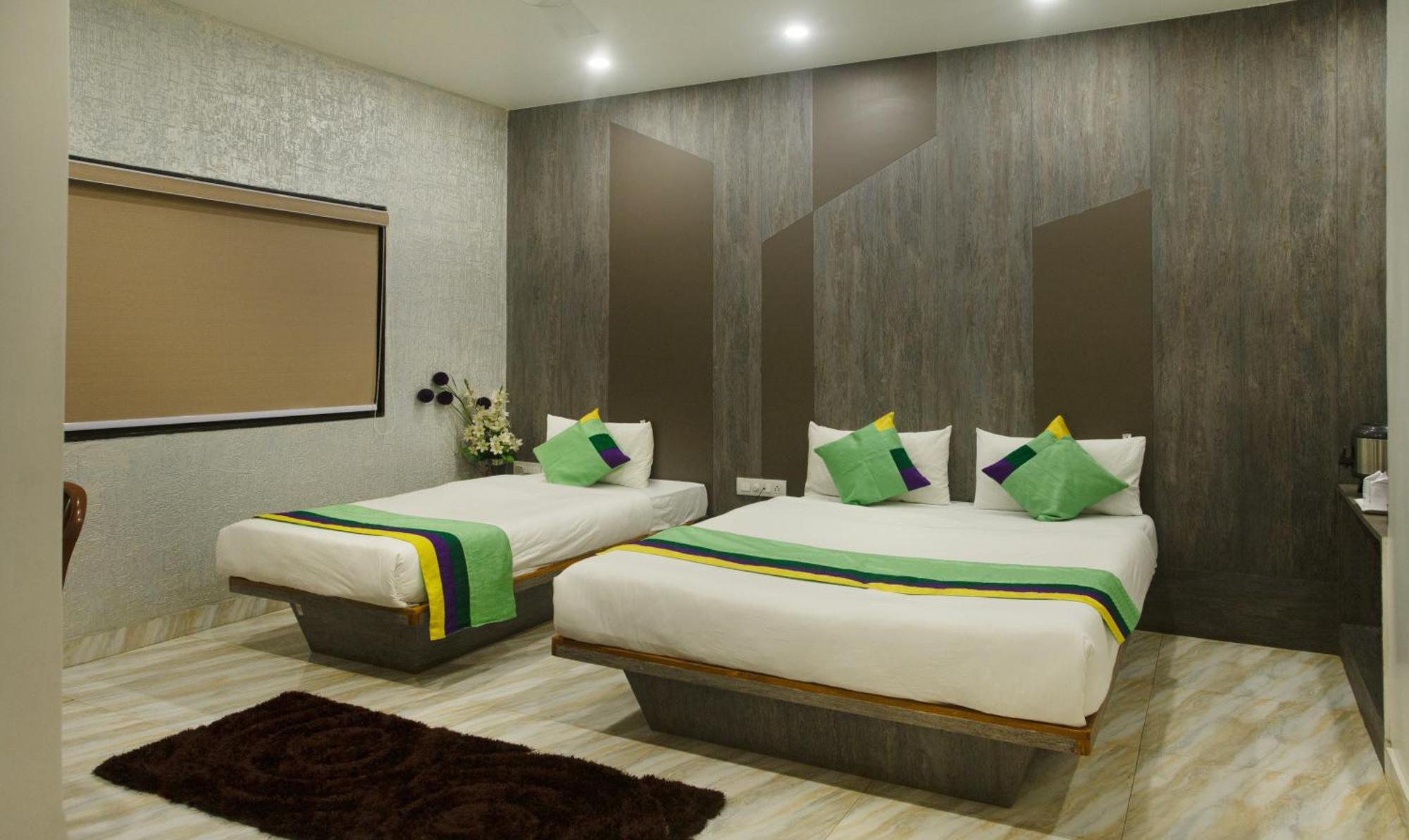 Treebo Urban, 1 Km From Railway Station 호텔 수라트 외부 사진