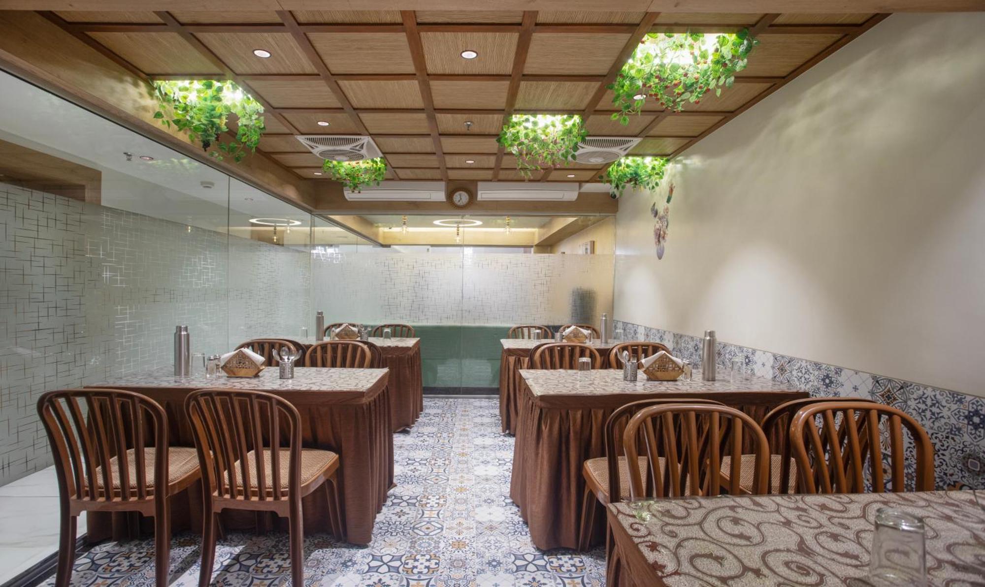 Treebo Urban, 1 Km From Railway Station 호텔 수라트 외부 사진